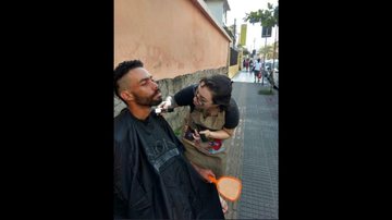 Voluntários da Baixada Santista fazem barba e cabelo de moradores de rua em troca de sorrisos - Reprodução/PG Infomídia/facebook