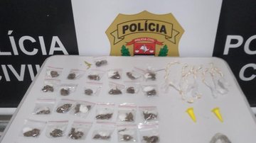 Cerca de 80 porções de drogas foram apreendidas Polícia Civil prende homem em flagrante vendendo drogas em São Vicente (SP) - Divulgação/Polícia Civil