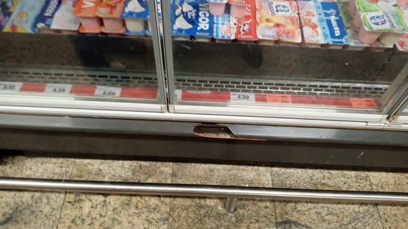 Imagem de uma das geladeiras do supermercado Supermercado de Santos é multado em R$ 5 mil pela Vigilância Sanitária - Divulgação/Prefeitura de Santos