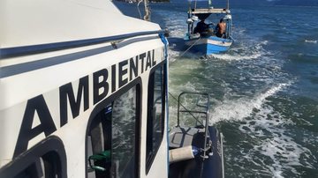 Embarcação é resgatada por forças militares - Divulgação/PMESP