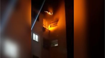 Incêndio no Conjunto Habitacional Tancredo Neves Apartamento pega fogo após explosão em São Vicente (SP) - Reprodução
