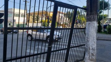 O portão de alumínio roubado tem aproximadamente três metros GCM flagra dois homens furtando portão de alumínio em Santos - Divulgação/Prefeitura de Santos