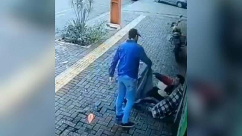 Ambulante é flagrado doando blusa de frio - Reprodução/Facebook
