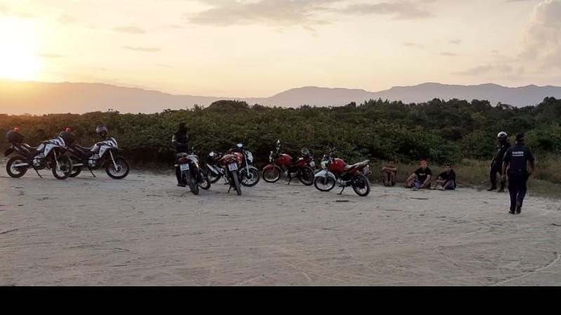 São Sebastião | GCM flagra jovens fazendo racha de moto na praia de Boraceia - Foto: Prefeitura de São Sebastião / Divulgação
