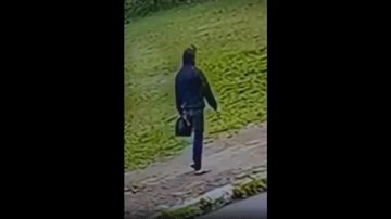 Jovem foi flagrado por câmeras de monitoramento jogando saco preto em canal próximo à sua casa Adolescente suspeito de matar a própria mãe em Praia Grande diz que teve "apagão" - Imagem: Reprodução / Polícia Civil