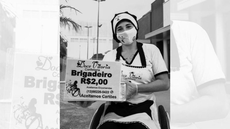 Lívia vendeu bolos de pote, depois passou a vender brigadeiros, mas perdia os produtos quando não conseguia vender Cadeirante é expulsa de hipermercado em Praia Grande ao tentar vender balas: "Só quero trabalhar"