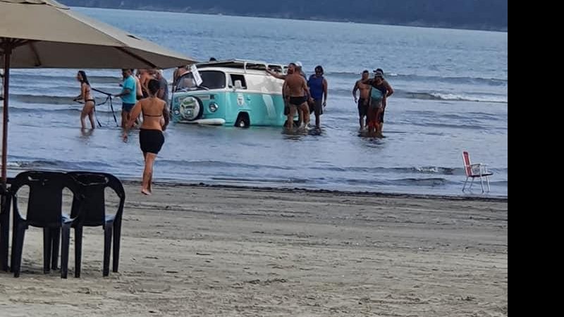 Kombi é resgatada por mais de 10 banhistas após ser engolida pelo mar, em Ubatuba (SP) - Reprodução/Facebook