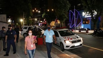 Ação da fiscalização na noite de sexta-feira (16) Fiscalização lacra uma adega e intima outros dois bares em Santos - Divulgação/Prefeitura de Santos