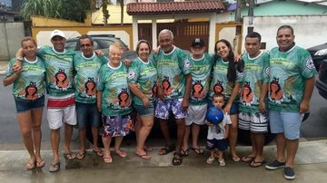 Pedrão e os integrantes da escola de samba Bisnetos de Cacique (Laranjinha à direita) Pioneiro do Carnaval bertioguense, Pedrão morre aos 90 anos - Arquivo pessoal