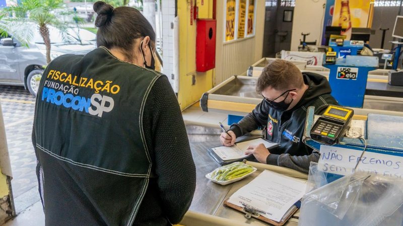 Fiscais em comércio de Bertioga Procon/SP autua três comércios com irregularidades em Bertioga - Imagem: Divulgação / Prefeitura de Bertioga