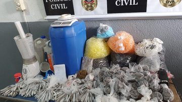 Drogas e objetos usados na fabricação apreendidos pela polícia Polícia Civil descobre casa utilizada para produção de drogas no Guarujá - Divulgação/Polícia Civil