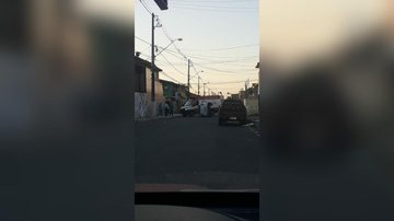 Carros colidem em cruzamento do bairro Samambaia - Enviado por leitor