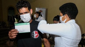 Pessoas em situação de rua são vacinadas contra covid-19 em São Sebastião, SP - Foto: Prefeitura de São Sebastião
