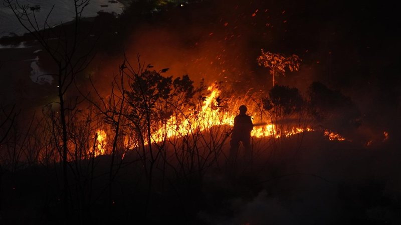 Fogo no Mirante do Camaroeiro - Divulgação/Prefeitura de Caraguatatuba