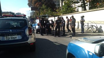 Guardas prenderam o criminoso na rua São Francisco Jovem furta bicicleta, é perseguido pela GCM e preso em flagrante em Santos - Divulgação/Prefeitura de Santos