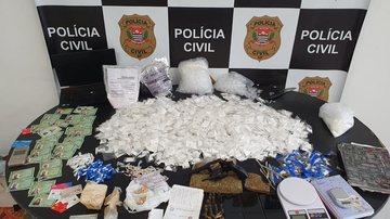Drogas e documentos apreendidos Polícia prende casal em flagrante por falsificação de documento público e tráfico em São Vicente - Divulgação/Polícia Civil