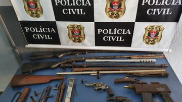 Com submetralhadora caseira armeiro clandestino é preso em flagrante, em Guarujá (SP) - Foto: Polícia Civil