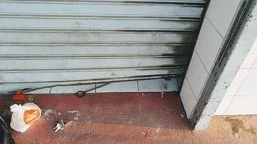 Bandidos tentaram abrir a porta com barras de ferro - Foto: Divulgação