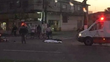 Imagens do acidente Motociclista mata ciclista atropelado e quase é linchado por populares no Guarujá (SP) - Reprodução