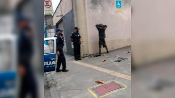 Homem furtando fio de cobre é preso em flagrante no centro de Santos - Foto: Divulgação PMS