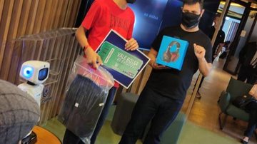 Luis Henrique em evento na Happy Code em Maringá, quando recebeu a notícia da Bolsa de Estudos da Happy Code. Menino de 14 anos constrói robôs cantantes e dançantes após pai sofrer AVC - Reprodução/Prefeitura de Maringá