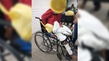 Furtadores não pouparam nem objeto de locomoção de homem com deficiência em uma perna e fixador ortopédico em outra Cadeirante procura sua cadeira de rodas furtada no litoral de SP: “Sem piedade”, reclama população - Imagem: Reprodução / Acervo Pessoal / Facebook