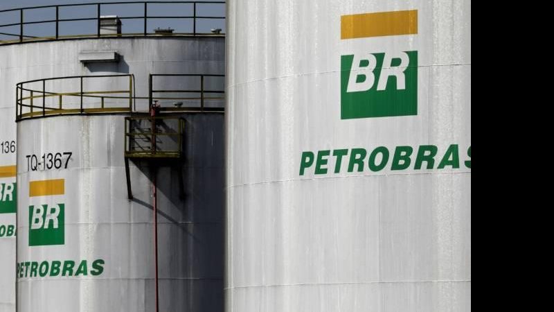 Combustível é roubado de tubulações da Petrobras em São José dos Campos - Paulo Whitaker/Reuters