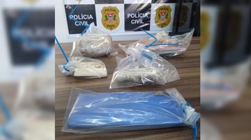 Polícia Civil apreendeu dois tabletes de maconhas, além de dinheiro e diversos celulares - Foto: Polícia Civil de Ilhabela