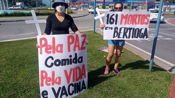 Em Bertioga (SP), manifestantes protestam contra o presidente Bolsonaro e a favor da vacina - Imagem: Diretório PT Bertioga