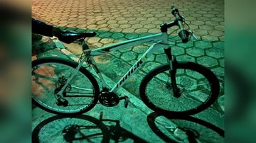 Bicicleta foi levada à delegacia, onde aguarda proprietário para ser devolvida - Reprodução