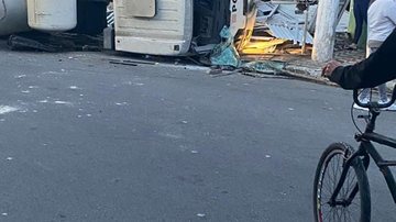 Caminhão betorneira tomba em Praia Grande - Reprodução/Facebook