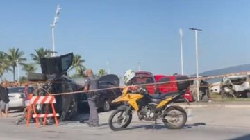 Suspeita é de que condutor da BMW tenha tido mal súbito ao volante BMW desgovernada capota e provoca acidente em Praia de São Vicente