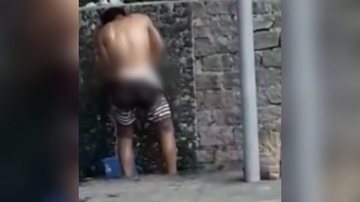 Homem lavando partes íntimas em ponto histórico - Reprodução/Facebook