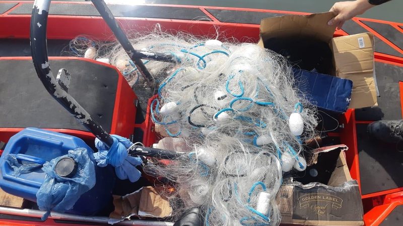 Homem é flagrado contrabandeando whisky e chips de celular a tripulantes de navio, em Santos (SP) - Foto: Polícia Militar Marítima SP