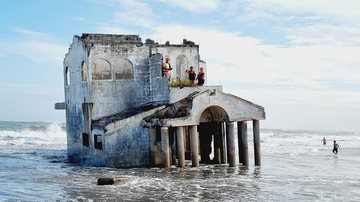 Casarão abandonado em plena praia intriga internet - Imagem: Reprodução / El Mizteco / Facebook