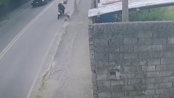 Momento exato do acidente entre uma moto e uma bicicleta na tarde deste sábado em São Sebastião, SP - Foto: Divulgação Reprodução