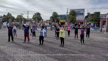 As aulas são as quartas e sextas-feiras, a partir das 8h, na Praça 14 Bis Projeto em Guarujá tem aulas gratuitas de dança e ginástica para pessoas imunizadas contra covid - Divulgação/Prefeitura de Guarujá