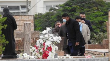 Valdemir ficou famoso ao comercializar 'feijões milagrosos' e dizia não ter medo da morte Apóstolo Valdemiro enterra irmão e decide se vacinar: "Não que eu confie, só confio em Deus" - A Cidade ON São Carlos