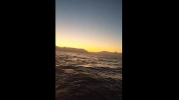 Nascer do sol registrado pelo pescador no mar de São Sebastião - Foto: Divulgação Uca Matos