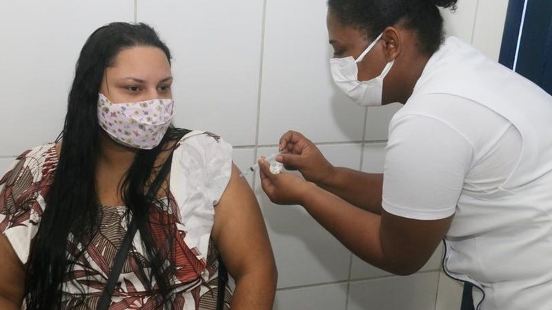 Caraguatatuba vacina jovens acima de 25 anos na segunda (19) - Foto: Prefeitura de Caraguatatuba