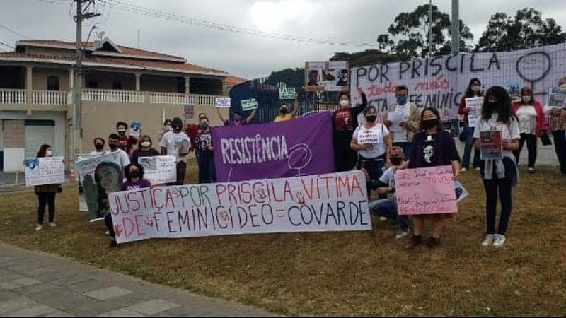 Manifestação ocorreu em frente ao supermercado, onde a vítima foi vista pela última vez Manifestantes exigem que a justiça seja feita com quem carbonizou a professora de São José - Divulgação