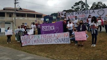 Manifestação ocorreu em frente ao supermercado, onde a vítima foi vista pela última vez Manifestantes exigem que a justiça seja feita com quem carbonizou a professora de São José - Divulgação