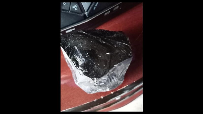 Meteorito em Peruíbe? Morador encontra rocha intrigante no solo - Imagem: Reprodução / Facebook - Feira do Rolo de Peruíbe / Hélio Silva