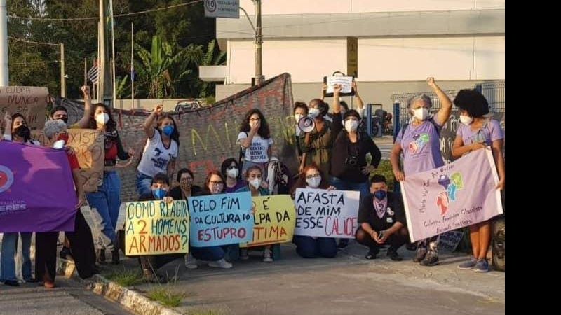 Grupo protestou contra decisão de juiz militar Absolvição de policiais acusados de estupro motiva protesto de mulheres em Praia Grande - Reprodução/BNT - Boca No Trombone PG