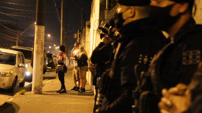 Ação integrada reuniu equipes da Vigilância Sanitária, GCM e Setrans na noite de sábado (10) e se estendeu pela madrugada de domingo (11) nos bairros Vila Margarida e Parque São Vicente Festas clandestinas são encerradas e famoso MC da região foge durante - Foto: Prefeitura Municipal de São Vicente