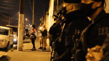 Ação integrada reuniu equipes da Vigilância Sanitária, GCM e Setrans na noite de sábado (10) e se estendeu pela madrugada de domingo (11) nos bairros Vila Margarida e Parque São Vicente Festas clandestinas são encerradas e famoso MC da região foge durante  - Foto: Prefeitura Municipal de São Vicente