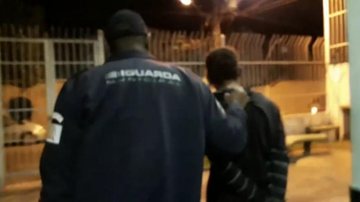 Imagens da apreensão do criminoso GCM de Santos prende suspeito de furto no Castelo - Divulgação/Prefeitura de Santos