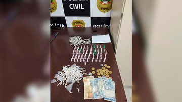 Homens que se associavam para prática do tráfico de drogas são presos em Mongaguá (SP) Drogas e dinheiro apreendidos - Divulgação/Polícia Civil