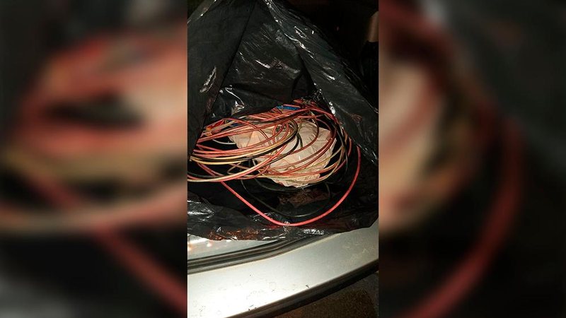 Foram encontrados cerca de 80 fios com o menor Adolescente foragido é apreendido pela GCM de Santos por furto de fios Fios furtados pelo menor - Divulgação/Prefeitura de Santos
