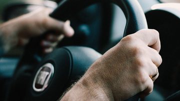 Homem com mãos no volante - Imagem de Pexels por Pixabay